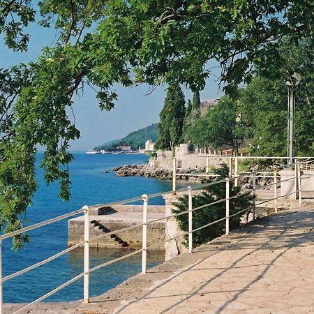Apartments Lovro Ловран Екстер'єр фото