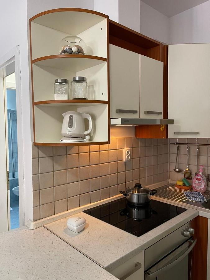 Apartments Lovro Ловран Екстер'єр фото