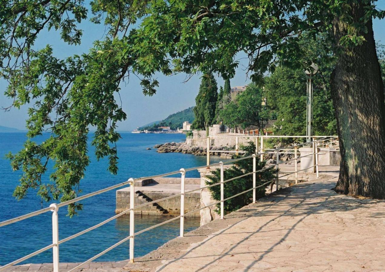 Apartments Lovro Ловран Екстер'єр фото